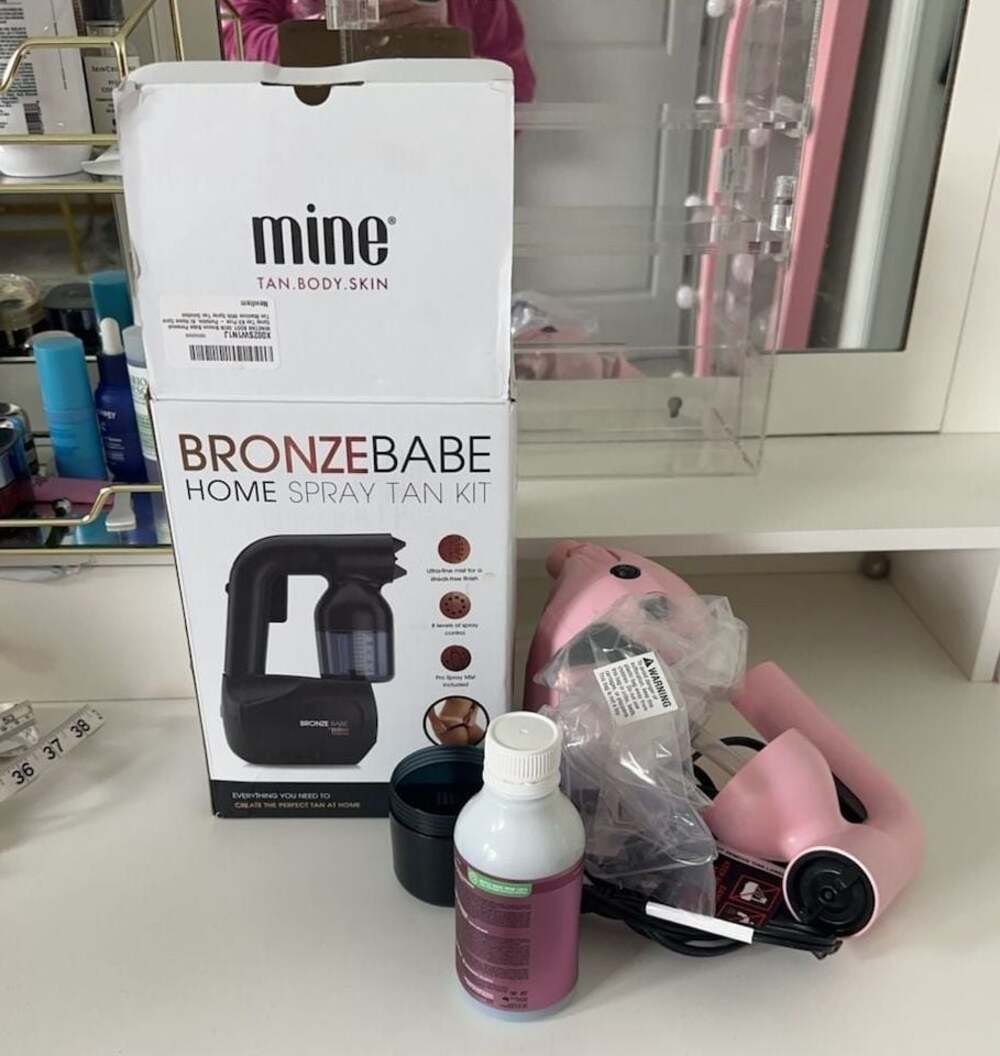 Bath & Body BRONZE BABE HOME SPRAY TAN KIT. LIKE NEW. USED ONCE. NO MITTEN